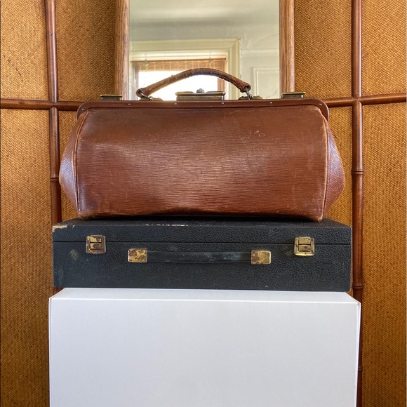 ❌SOLD❌ Vintage Brown Leather Doctors Purse - Picture 5 of 12